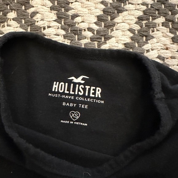 Hollister Baby Tee Crop Top - Picture 2 of 2